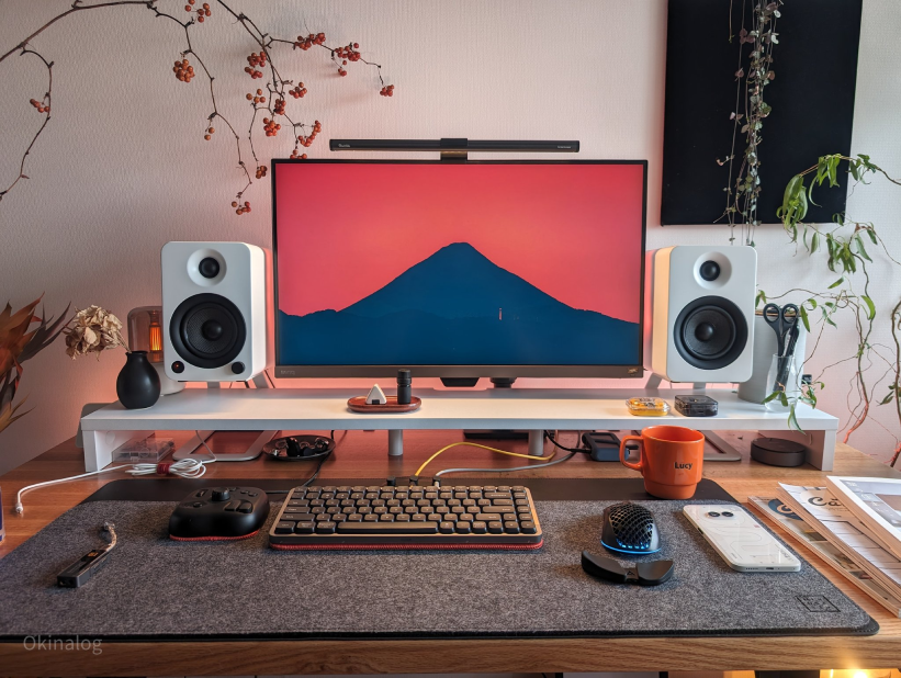 Desk setup by okinalog